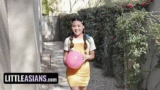 Adolescente princesa Ella voneva recebe sua buceta asiática arrombada pela enorme cinta de Diamond Banks - LittleAsians FFm sexo a três