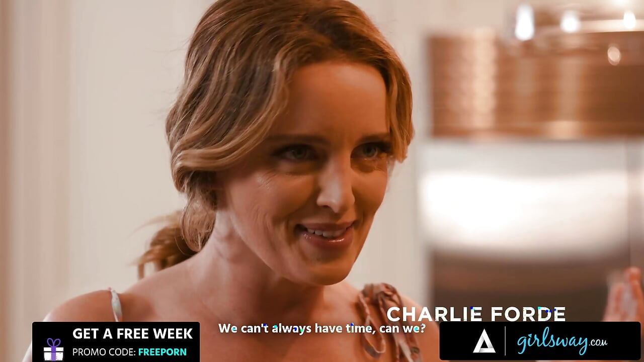 GIRLSWAY - รุ่นแม่น่าเย็ด Charlie Forde เผยให้เห็นเธอชอบคนบาป Sage และเปลี่ยนคู่แข่งเพื่อนบ้านให้กลายเป็นเย็ดโรแมนติก