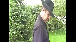 Do vinamr logon ke lie kathin bidiesem varchasv