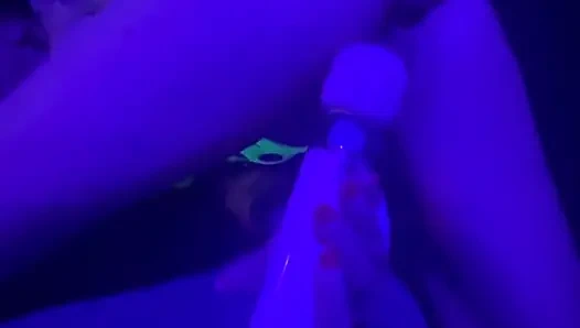 Seksi üvey anne kocasının arkasından kulüpte