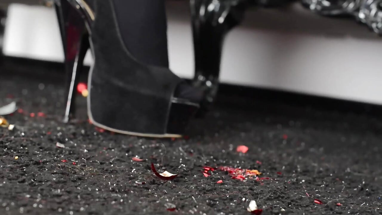 Crush Feets - I Hate Xmas - Top Arabian Domina Cecilia Fernandez