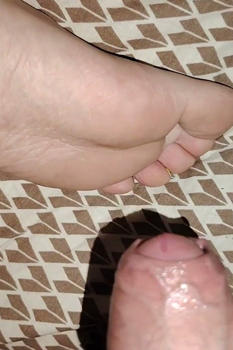 Kakak tiri saya membiarkan saya menyentuh kakinya.