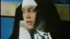 Pn nunna får ett lyft till sin mamma överordnade!