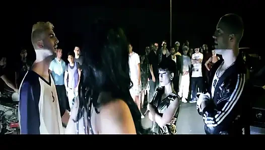 Ngentot kontol buru-buru di garasi rumah