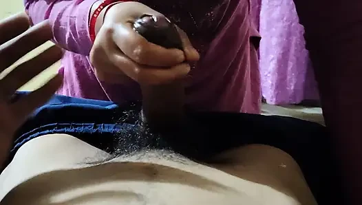 Gadis desa india lagi asik nyepong kontol pacarnya