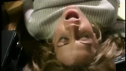 Älterer glatzkopf liebt es, den engen kleinen anus an dieser wunderschönen jungen blondine zu ficken