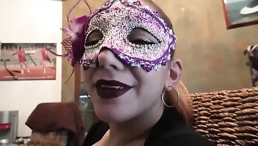 Maskeli Sarışın Orta Yaşlı Seksi Sürtükler Şişman Boğa Yarağı Tarafından Götten Ve Boğazdan Sikiliyor