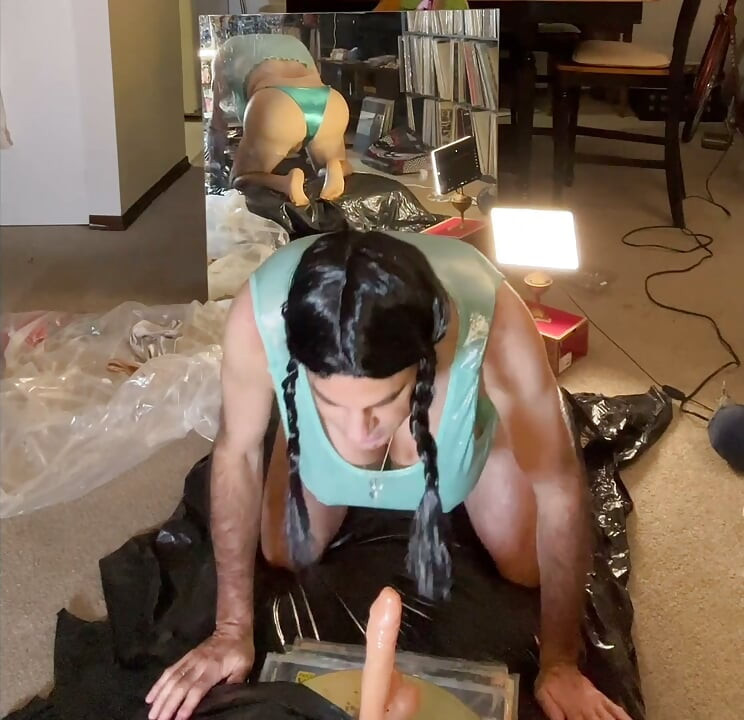 Breded poni tels vaali daark-heyard hti bare dildo ko choos rahi hai.