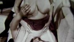 Возбужденный зрелый тройничок обожает оральный секс (винтаж 1960-х)