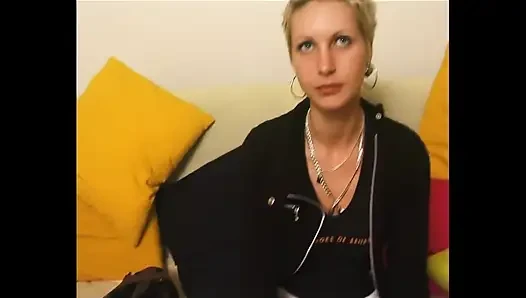 Sürtük kız soyunuyor ve dokunuyor