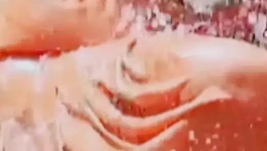 Köy kadını banyo yaparken kıyafetlerini tamamen çıkardıktan sonra çıplak banyo yapıyor