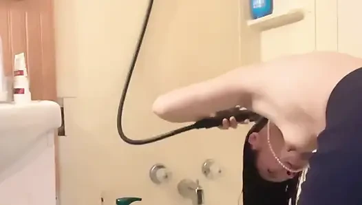 Hana waschen ihre haare auf der badewanne, kleine titten, so schön