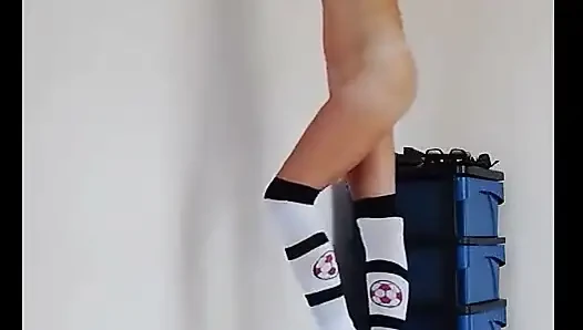 Şimdiye kadar işiyor ve diz çoraplı osuruyor