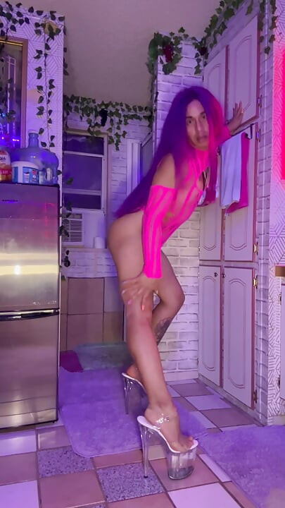 Điệu nhảy thoát y bánh ngắn dâu tây