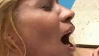 Hete Braziliaanse rijpe vrouw - een harde anale neukpartij in het motel