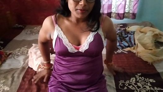 Une petite amie étudiante indienne sexy suce et baise en missionnaire