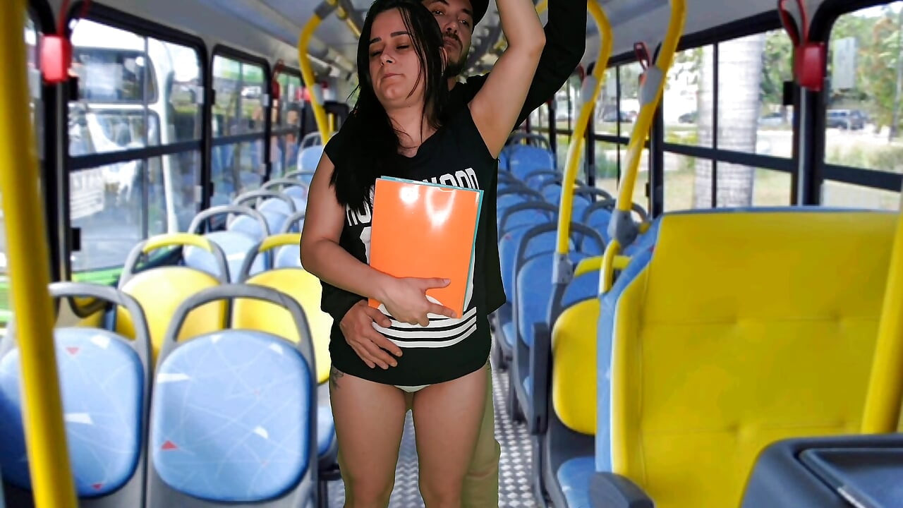 Studentă futută și futută în autobuz!