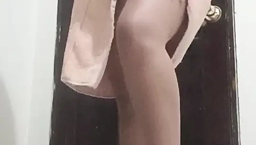 Tanteku telanjang, ganti baju di kamarnya.