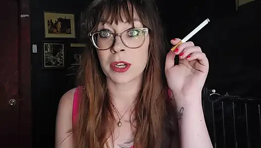 Bayan Thrope sigara içiyor ve sigara içen ağız dildo