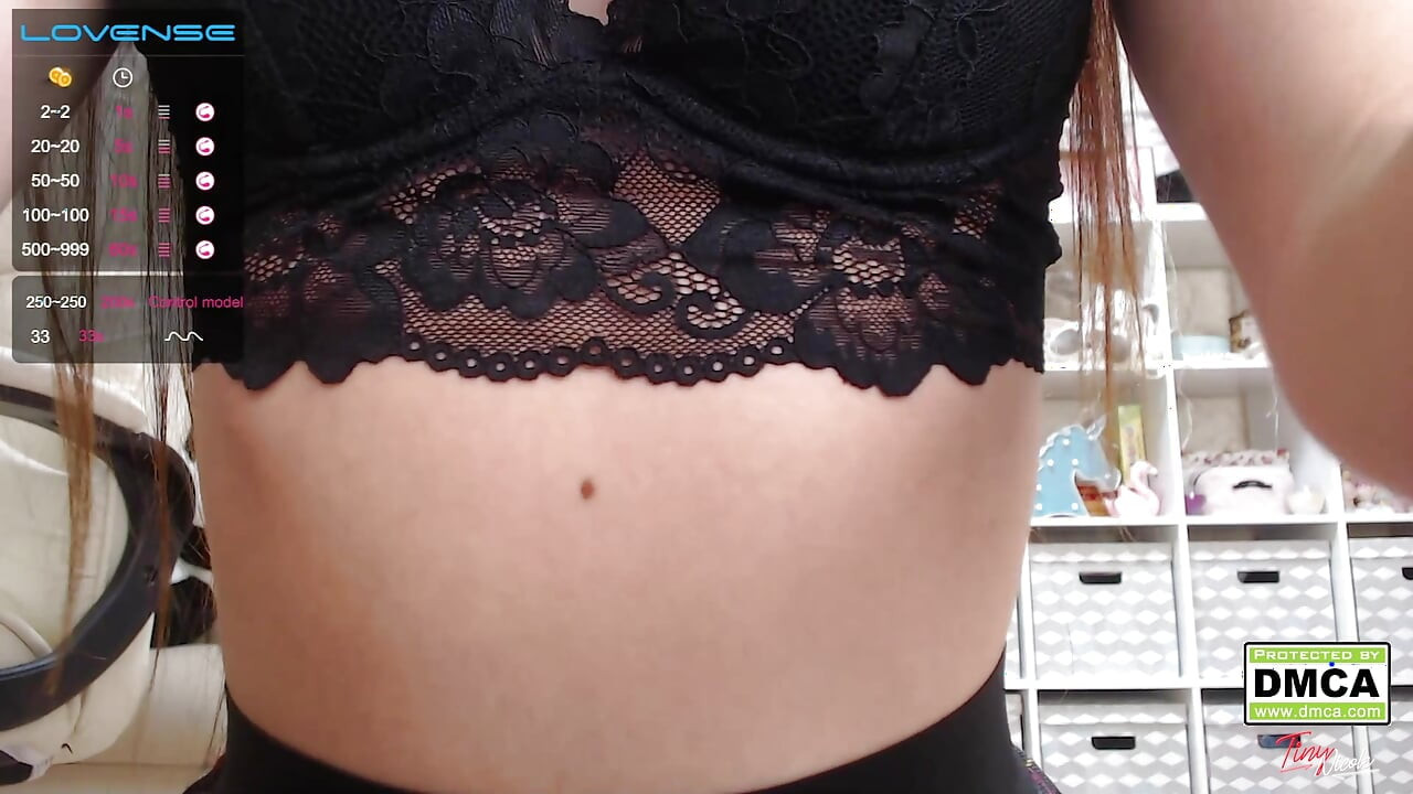 Awek sekolah dalam skirt mini menunjukkan pepek