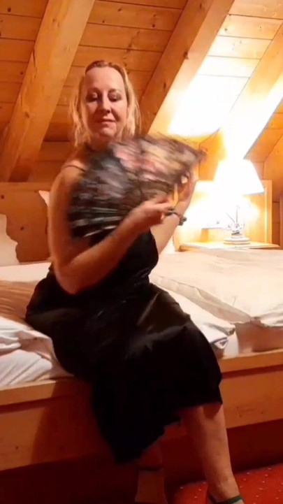 Istri Dewasa Pirang Amatir Menikmati Seks Dengan Sepatu Hak Tinggi