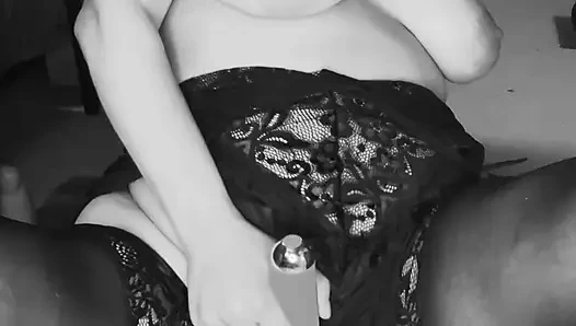 Orta yaşlı seksi kadın amında vibratör kullanıyor