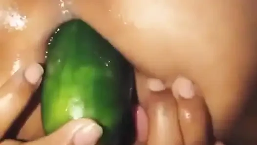 Ibu tiri dengan pantat bahenol ini ngentot pantat bahenolnya pakai timun ukuran raksasa!