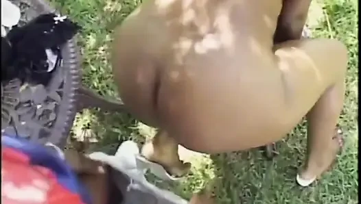Güzel zenci orta yaşlı seksi kadın domalarak sikiliyor ve canavar siyah yarakla yüzüne boşalıyor