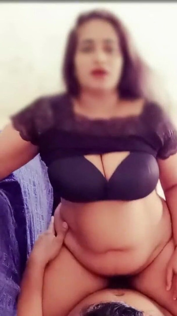 "देसी भारतीय बड़े स्तन वाली सौतेली मम्मी सौतेले बेटे की सवारी करते हुए" से जोरदार पल।