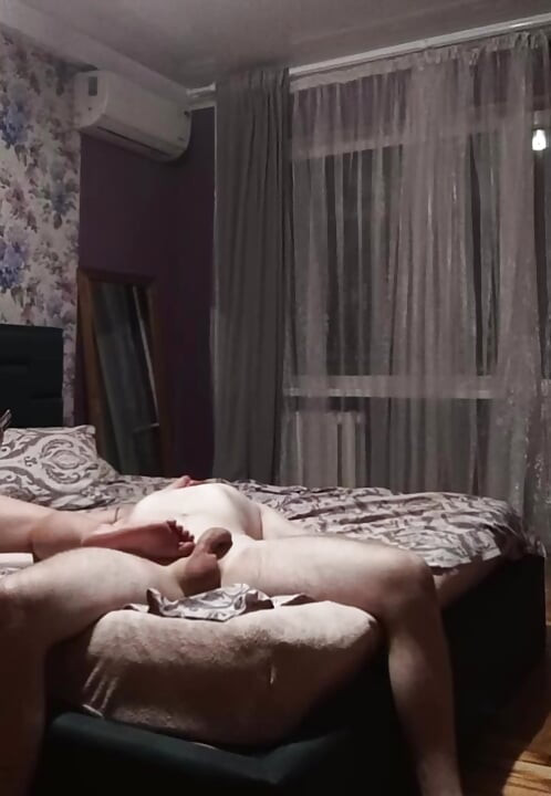Pelacur cantik bersenang-senang dengan kontol pria