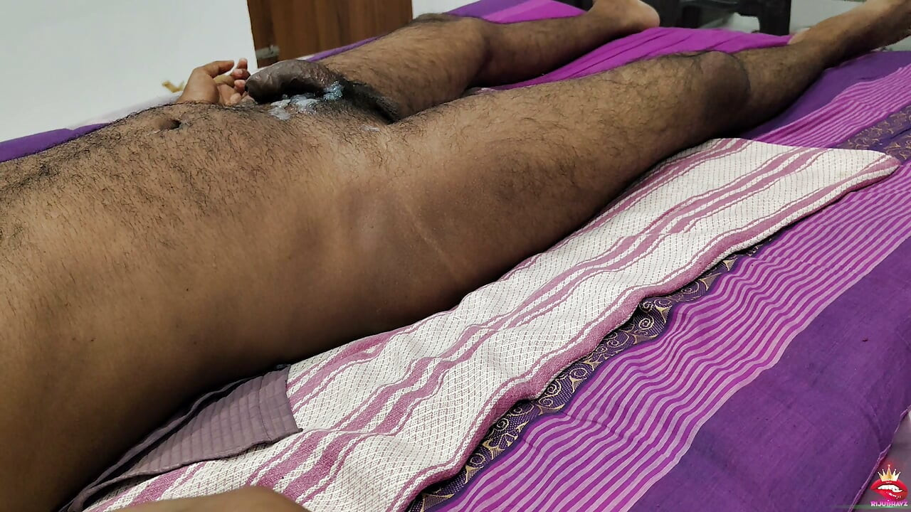 जब मेरे लंड से गरम दूध निकला तो कुछ मेरे चेहरे और मुँह पर भी गिर गया।