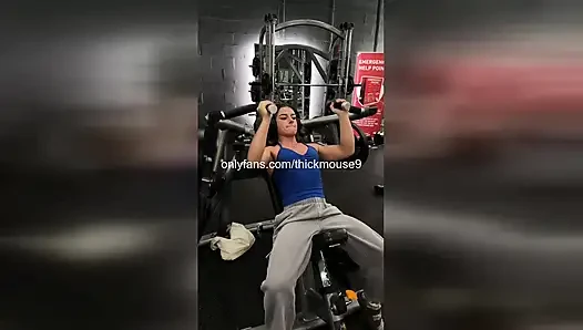 18-летняя девушка из спортзала сквиртует на Insta Live