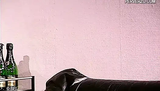 İki arkadaş kendilerini yumurtayla kapatıyorlar