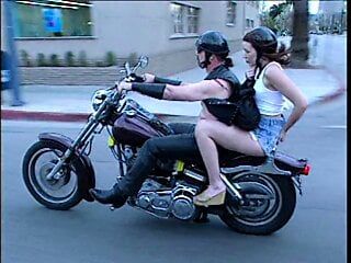 Lucky biker recoge a una joven zorra morena sexy y se la folla duro a lo perrito