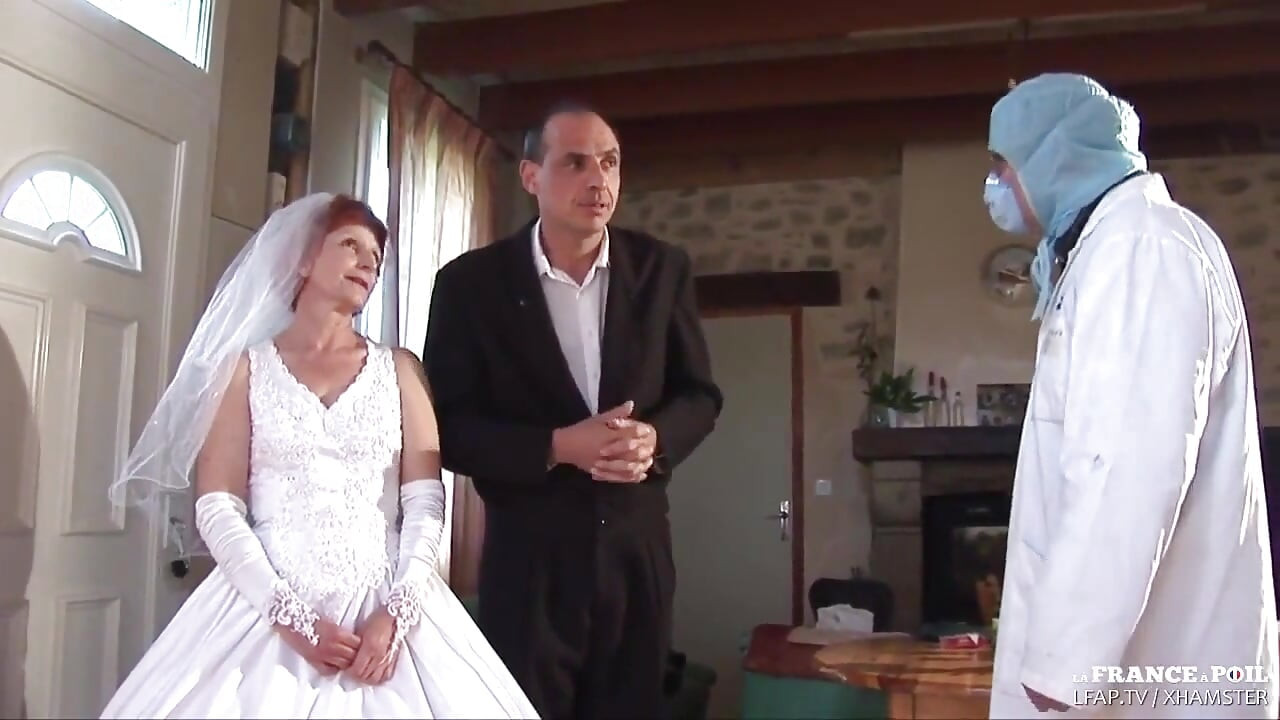 LFAP - Noiva madura peluda francesa leva pica na bunda e fisting no médico