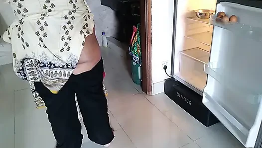 Ich steckte meinen großen schwanz in Aria mias dicken arsch, während sie essen aus dem kühlschrank nahm