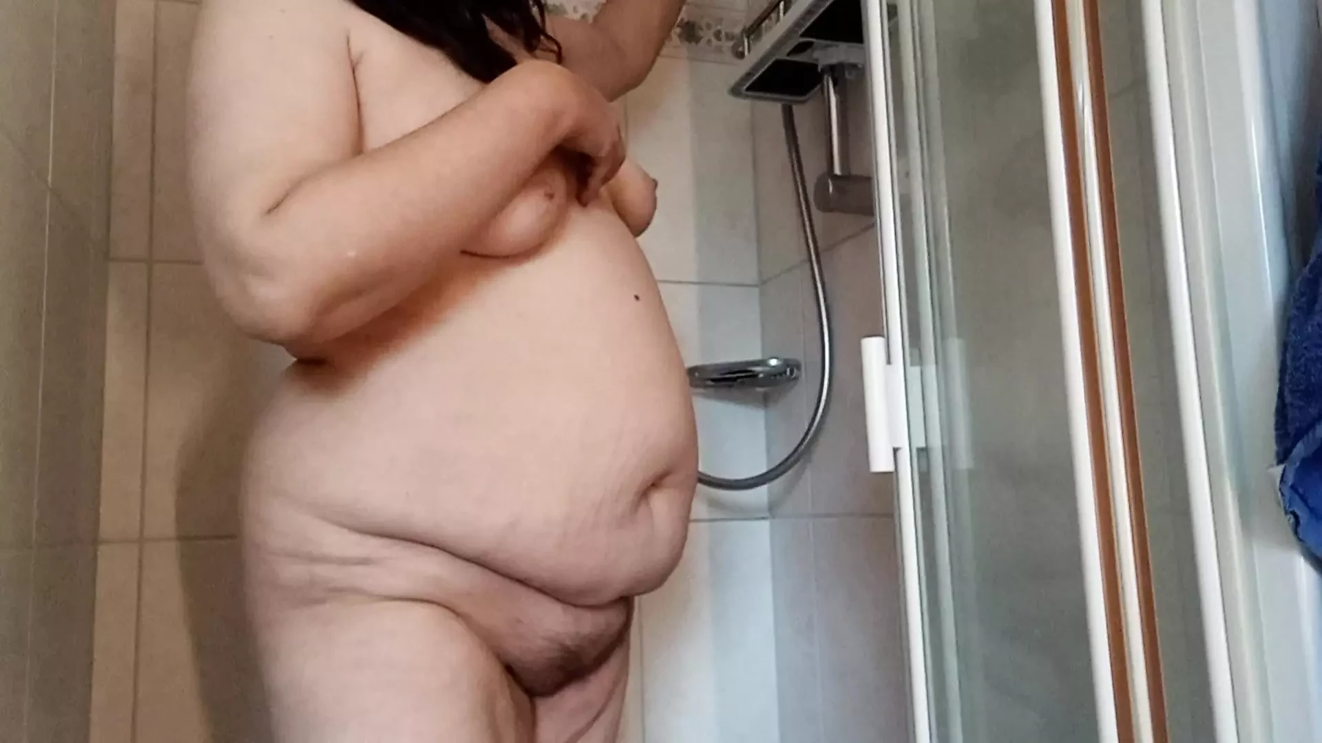 太ったお腹...太ったお尻。貧乳熟女