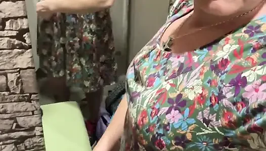 Herkesin içinde yeni elbiseler denemek için soyunuyor!
