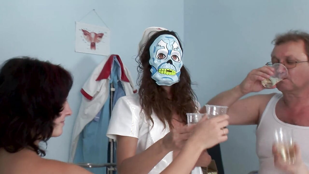 Fetish doktor dan permainan seks dengan kencing penuh