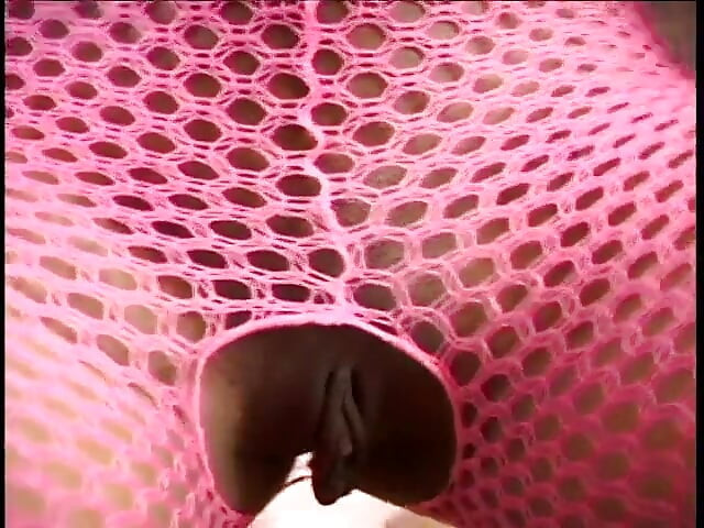 Sexy ebenholz-domina peitscht männlichen sklaven, bevor sie ihn mit vibrator benutzt