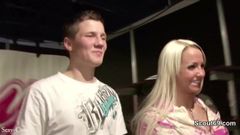Німецька порнозірка трахає молодого фаната після шоу в готелі