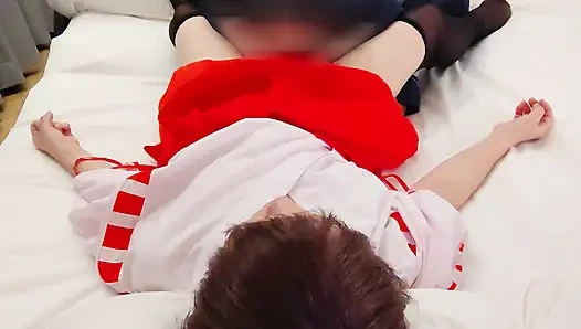 Rasa tidak amoral saat aku crot di dalam rok mini maiden kuil yang imut