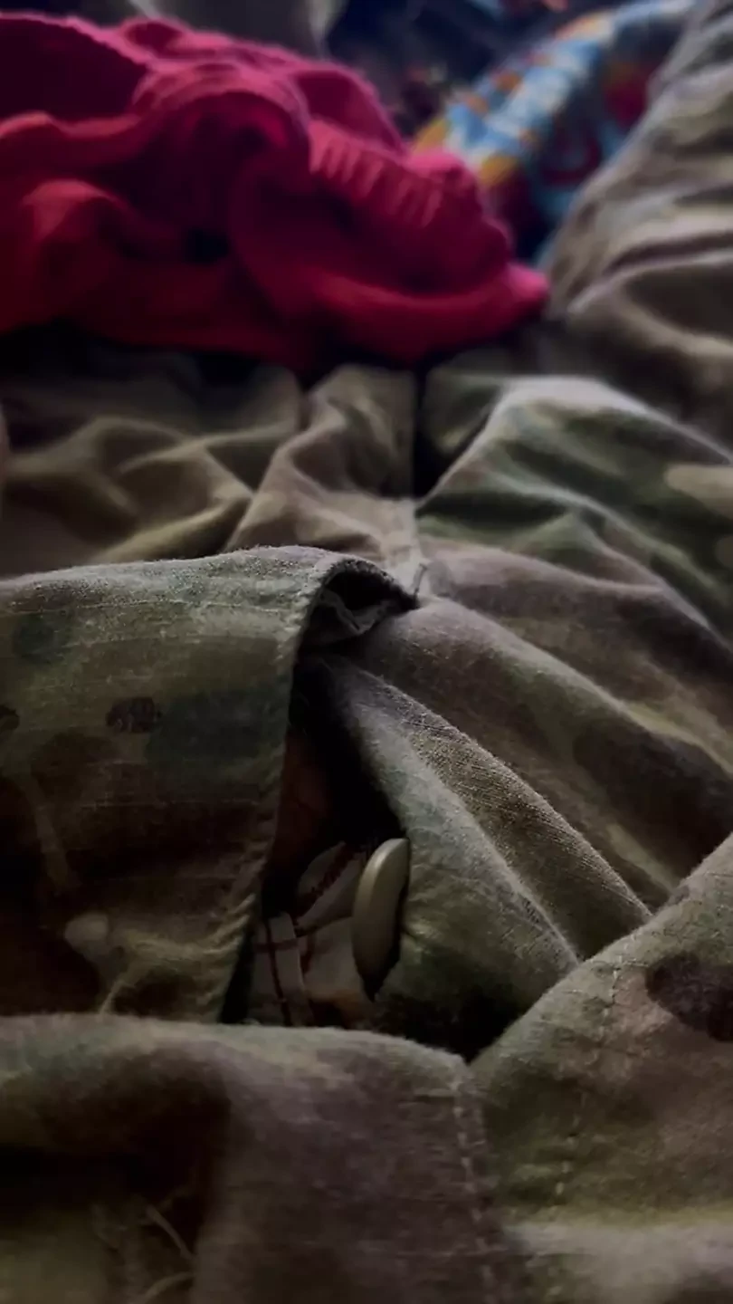 Soldaat schiet heet cumshot op een rode slip voor een volgeling (zie 3:20 voor de big shot)