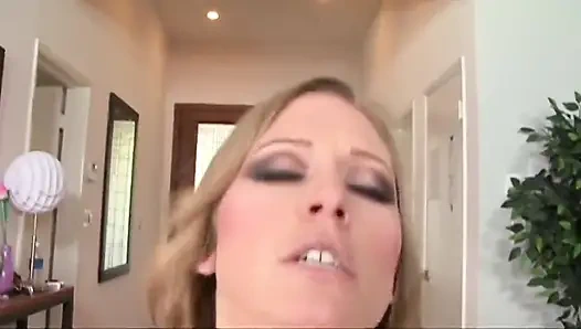 Sarışın üvey annenin büyük göğüsleri ve genç yarak iştahı var