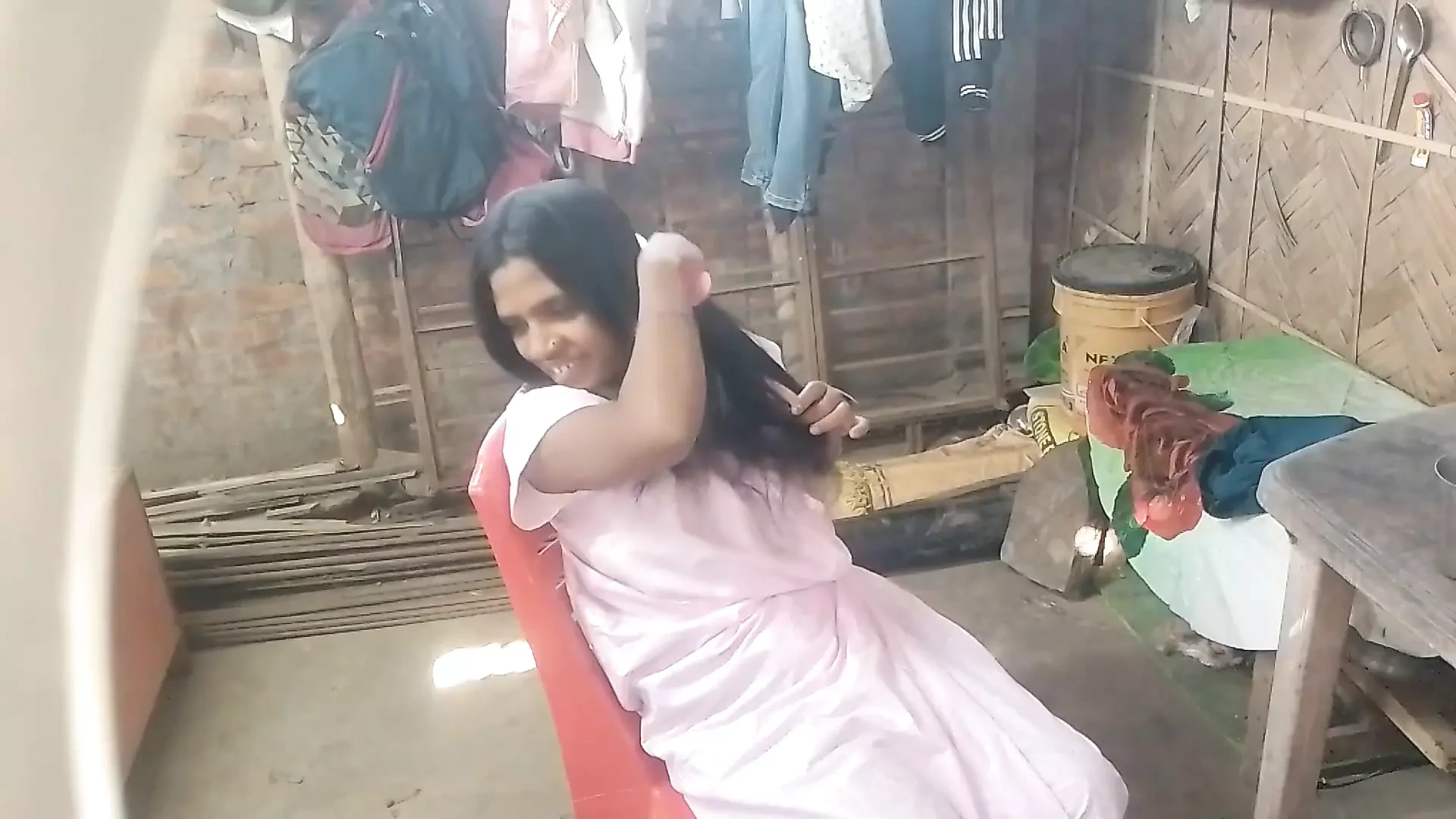 Awek panas kampung Rukia berkongkek dengan lelaki luar di rumah