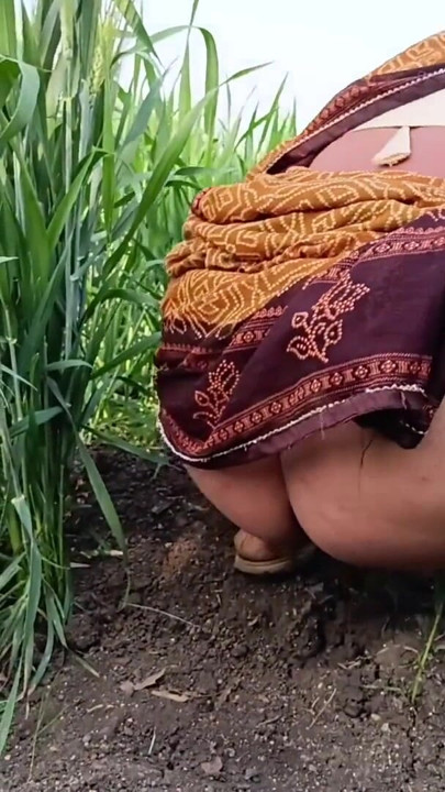 Desi 18-year-old young, married beautiful sister puts her finger in her pussy in the field and gets her brother to… | Clip 1