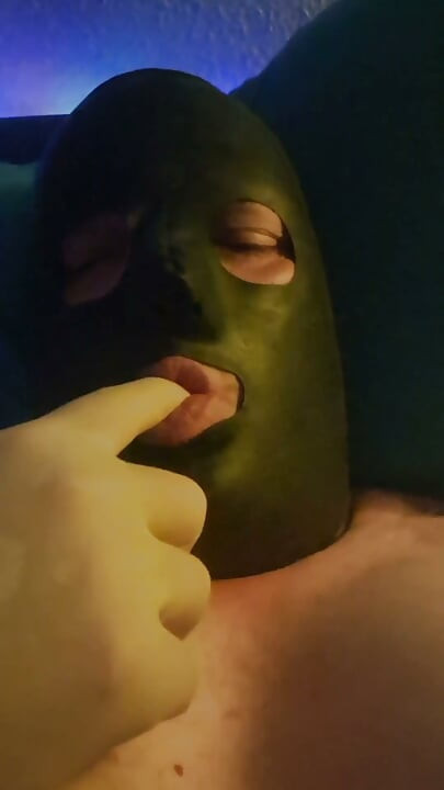 Tøsen i latex er tilbage igen