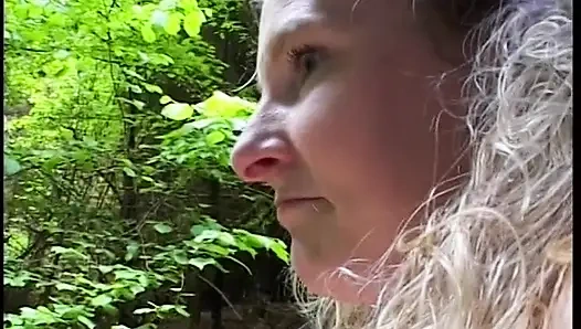 Sarışın kızı sikiyor ve yüzüne boşaltıyor