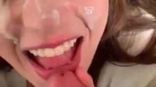 Het meisje zoog op de penis van een man en kreeg een cumshot op haar gezicht