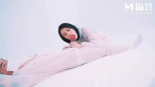 Modelmedia asia - liar sambil pakai perlengkapan pelindung selama pandemi